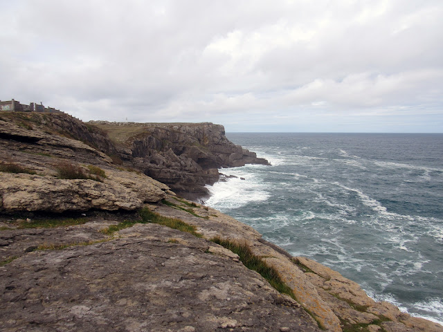 Vista del acantilado de Cabo de Ajo, en dirección del faro