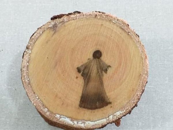 IMAGEN DE JESÚS DESCUBIERTA EN UN ÁRBOL CORTADO SE VUELVE VIRAL