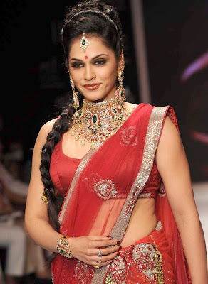 Isha Koppikar watlks the ramp for Kashi Jewellers at at IIJW 2011