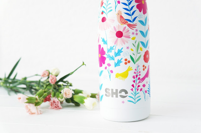 SHO water bottle close up with flowers mimiroseandme