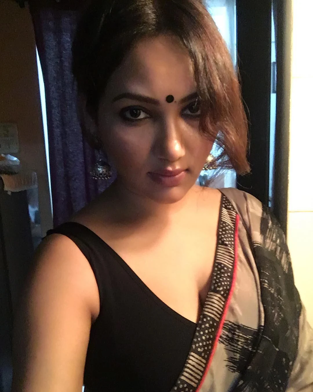 Kamna Pathak saree hot actress happu ki ultan paltan