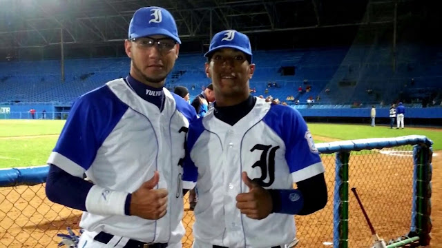 Viera (con Yulieski Gurriel en la foto) se convertiría en el sexto cubano que actualmente integra el sistema de los Rangers.