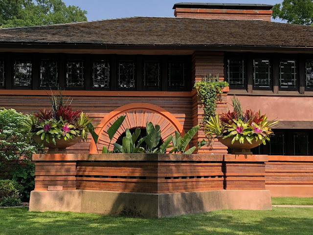 color photo of Arthur Heurtley house, designed by Frank Lloyd Wright, at 318 Forest Avenue, Oak Park, Illinois