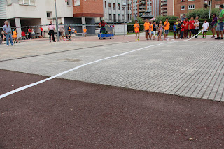 Campeonato de lanzamiento de chapela y papel higiénico infantil en las fiestas de Retuerto