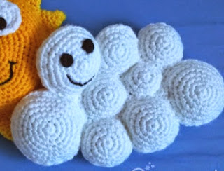 http://translate.google.es/translate?hl=es&sl=en&tl=es&u=http%3A%2F%2Fwww.blog.oomanoot.com%2Fpartly-cloudy-crochet-pillows-for-kids-tutorial%2F