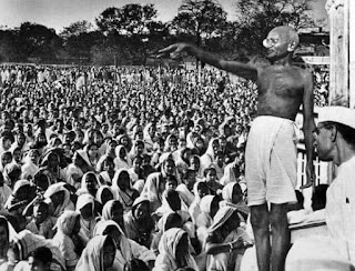 भारतीय स्वतंत्रता संग्राम का इतिहास काफी पुराना है, परंतु जिस महानायक ने राष्ट्रीय आंदोलन की दिशा को नया मोड़ दिया वह थे महात्मा गांधी। वे केवल एक राजनीतिक संघर्ष के पथप्रदर्शक नहीं थे, बल्कि उन्होंने हिंसा के युग में अहिंसा जैसी अद्वितीय नैतिक बल एवं नई कार्य-तकनीक का अधिरोपण किया। उस दौर में जब सभी राष्ट्रीय आंदोलनों में हिंसा का समावेश था तब उनका स्वाधीनता संघर्ष पूरी तरह अहिंसात्मक था। वे व्यवहारिक राजनीति में आदर्शवाद लेकर आए तथा इसकी वैधता का सफलतापूर्वक प्रदर्शन किया।    गांधी जी के आगमन के पूर्व भारत का स्वतंत्रता संग्राम चाहे कांग्रेस हो या क्रांतिकारी, समाज के निश्चित वर्गों तक ही सीमित था। गांधी जी ने सर्वप्रथम पूरे भारत की यात्रा की एवं विभिन्न वर्गों की समस्याओं को जाना। उन्होंने चंपारण एवं खेड़ा सत्याग्रह के द्वारा किसानों एवं मजदूरों की समस्याओं को उठाया।    असहयोग एवं सविनय अवज्ञा आंदोलन के द्वारा उन्होंने स्वतंत्रता आंदोलन के जनाधार को बढ़ाया, जिसमें किसान, मज़दूर, महिलाएँ, छात्र, अल्पसंख्यक सभी शामिल हुए। लोगों में स्वतंत्रता की भावना का विकास हुआ तथा जनसामान्य में राजनीतिक शिक्षा का प्रसार हुआ। उनके रचनात्मक कार्यों, जैसे कि शराबबंदी, शिक्षा का भारतीयकरण, खादी को प्रोत्साहन, अस्पृश्यता उन्मूलन के लिये अभियान तथा हिन्दू-मुस्लिम एकता के लिये कार्य करने के कारण उनकी छवि अंग्रेजों के साथ-साथ सामाजिक बुराइयों से भी लड़ने वाले नेता की बनी।    गांधी जी का अहिंसावादी दर्शन इस मत पर आधारित था कि आंदोलन के हिंसक चरित्र में सरकार बल प्रयोग कर जनता के प्रतिरोध एवं आत्मबल को भयानक दमन से शांत कर देती है जो भावी आंदोलन के लिये अनुचित होगा। अतः उन्होंने संघर्ष-विराम-संघर्ष की रणनीति के तहत समझौतावादी दृष्टिकोण अपनाते हुए एक ओर जनता की बलिदानी भावना को बनाए रखा तो वहीं, दूसरी ओर सरकार को वार्ता के लिये भी बाध्य किया।    जब आंदोलन अहिंसक हो और इसे व्यापक जनसमर्थन प्राप्त हो तो, सरकार के समक्ष बातचीत से समस्या सुलझाने के अलावा कोई और विकल्प नहीं रह जाता है। अतः सविनय अवज्ञा आंदोलन के दौरान स्वयं वायसराय लॉर्ड इरविन ने गांधी जी से बात की जिसके फलस्वरूप गांधी जी द्वितीय गोलमेज सम्मेलन में भाग लेने लंदन गए।     अतः यह कहा जा सकता है कि राष्ट्रीय आंदोलन के अहिंसात्मक स्वरूप ने जनमानस की भागीदारी को प्रेरित किया। लोगों में सहनशीलता एवं अधिकारों के मांग के प्रति जुझारूपन आया। अतः नेहरू ने सत्य ही कहा है कि गांधी जी भारत की भूमि पर एक तूफान की तरह आए थे जिसने पूरे भारत को झकझोर दिया।