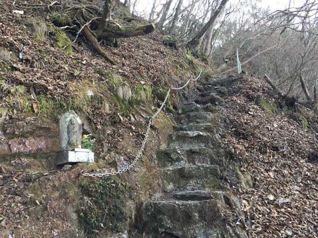 地蔵様と稲含神社への石段