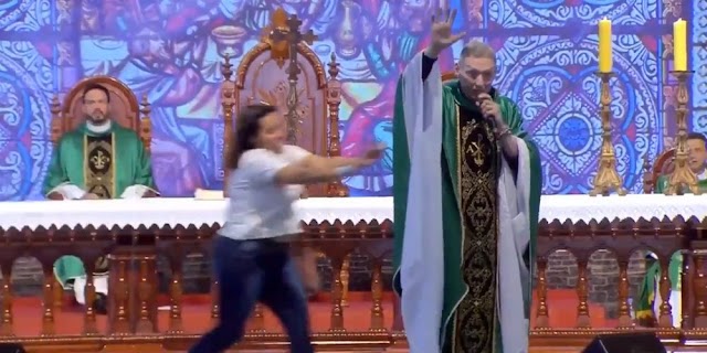 [VIDEO] No le parece el sermón del sacerdote y lo taclea en plena misa.