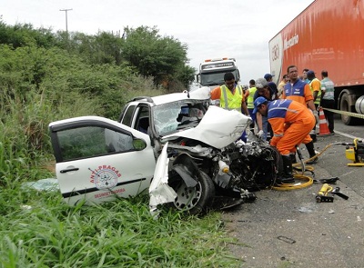 Carro bate em caminhão e motorista morre próximo à Jequié