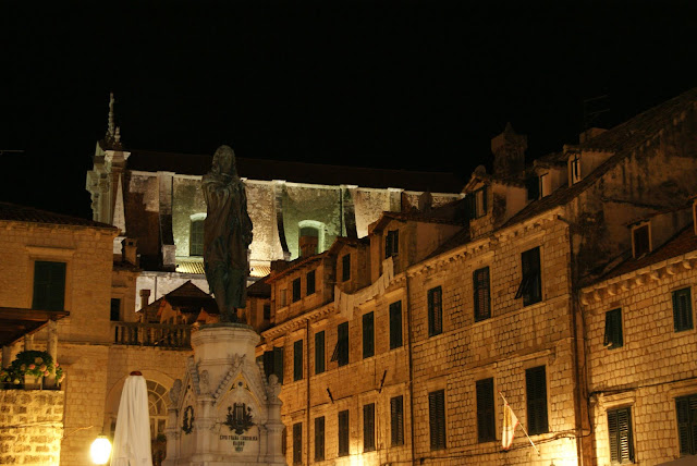 pasear-por-dubrovnik-de-noche