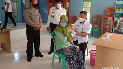 Kepala Kampung Sukajadi Meninjau Langsung Kegiatan Vaksinasi Di Wilayahnya