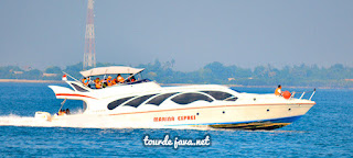 Kapal Speed boat menuju pulau seribu