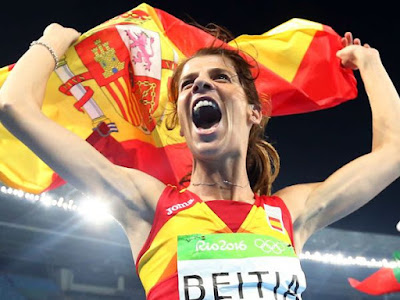 Ruth Beitia celebra con la bandera de España su oro en los Juegos Olímpicos de Río 2016.