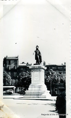 photo ancienne : statue du général Desaix place de Jaude de Clermont-Ferrand