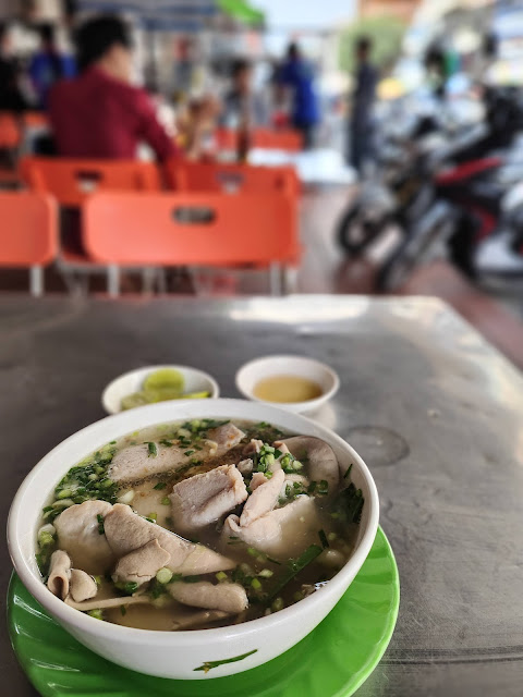 Cambodian_Flat_Pork_Ball_Srey_Neang_Noodle_Phnom_Penh_គុយទាវស្រីនាង ប្រហិតសាច់ជ្រូក កែងផ្សារចាស់