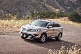 Front 3/4 view of the 2015 Lincoln MKC
