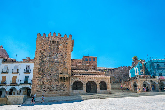 Imagen de la Ermita del la Paz y Torre de Bujaco