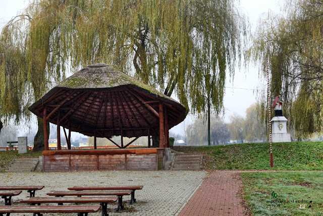 slupia-jedrzejowska-park-scena-pod-strzecha