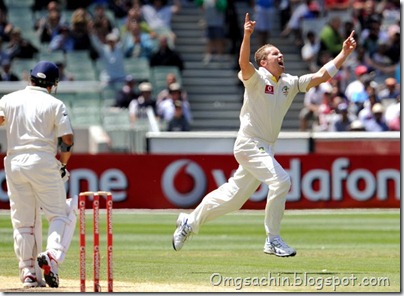 Australian paceman Peter Siddle (R) celebrates dismissing Indian batsman Sachin Tendulkar (L) on the fourth day of the first Test match