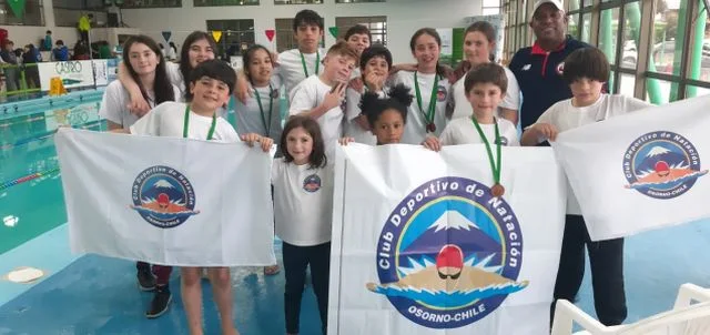 Club de Natación Osorno, con su entrenador Alfredo Suárez