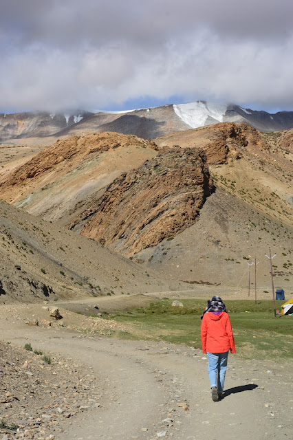 Marche aux abords de la rivière a Tso Moriri lake