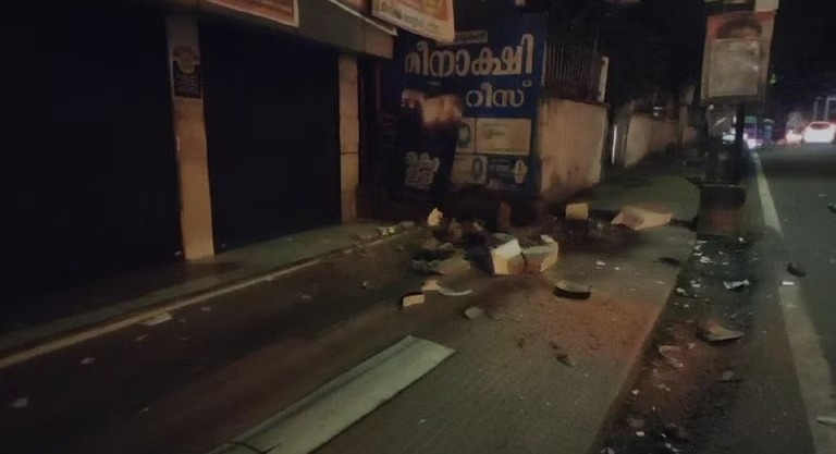 കോട്ടയത്ത് കെട്ടിടത്തിൻ്റെ കോൺക്രീറ്റ് അടർന്ന് വീണു; യുവാവിന് ദാരുണാന്ത്യം. കോട്ടയത്ത് കെട്ടിടത്തിൻ്റെ കോൺക്രീറ്റ് അടർന്ന് വീണു; യുവാവിന് ദാരുണാന്ത്യം.