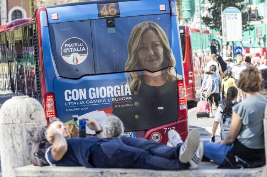 Propaganda da primeira-ministra da Itália, Giorgia Meloni, para a eleição do Parlamento Europeu, em ônibus em Roma | Foto: EFE/EPA/MASSIMO PERCOSSI