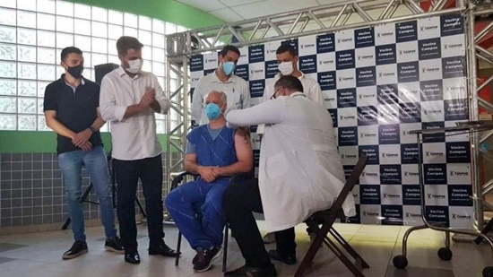 Enfermeiro recebe primeira vacina contra a Covid-19 em Campos