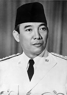 adalah Presiden pertama Republik Indonesia yang menjabat pada periode  Sejarah Biografi :  Biografi Ir Soekarno Lengkap