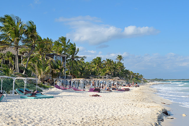 Matelas disposés sur la plage au Papaya Playa Project à Tulum