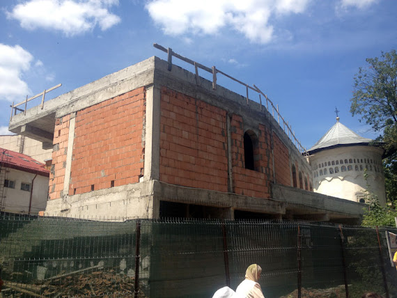 Clădirea hidoasă construită de popi în coasta monumentului istoric Biserica 