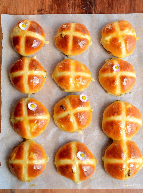 hot-cross-buns-paul-hollywood