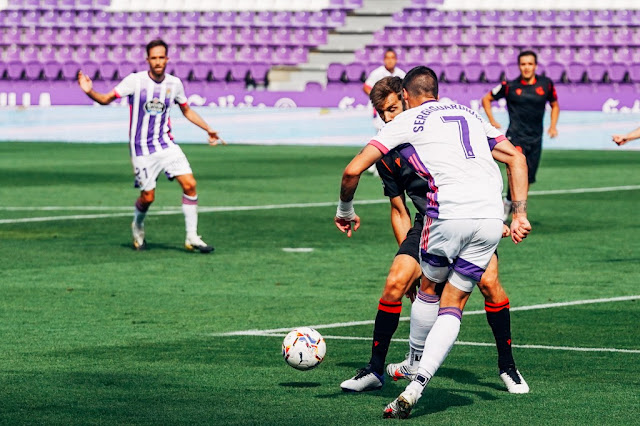 Sergi Guardiola, ante Diego Llorente, da el pase a Michel para que este marque el gol del Real Valladolid. REAL VALLADOLID C. F. 1 REAL SOCIEDAD DE FÚTBOL DE SAN SEBASTIÁN 1. 13/09/2020. Campeonato de Liga de 1ª División, jornada 1. Valladolid, estadio José Zorrilla.