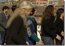 Chiara Geloni sorride nel video 