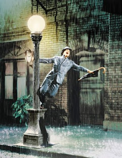 Gene Kelly cantando na chuva... ah que delícia um bom banho de chuva, cantando e dançando!