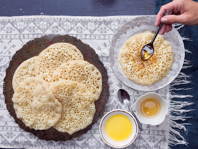 Baghrir, hay còn gọi là “bánh nghìn lỗ” là một trong những món ngon truyền thống của người Morocco, thường xuất hiện trong những bữa sáng ngày lễ tôn giáo. Những lỗ nhỏ trên mặt bánh là do bột đã được lên men trước khi nấu. Chúng sẽ được phủ với nước sốt bao gồm bơ tan chày và mật ong. Thêm chút hạt nhỏ và hoa quả khô để trang trí thêm cho những chiếc bánh.