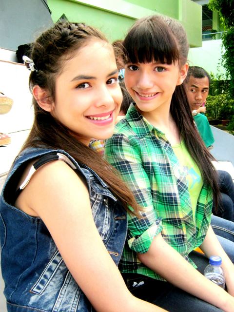 Foto Foto WINXS Makan Besar Steffi dan Casssandra 