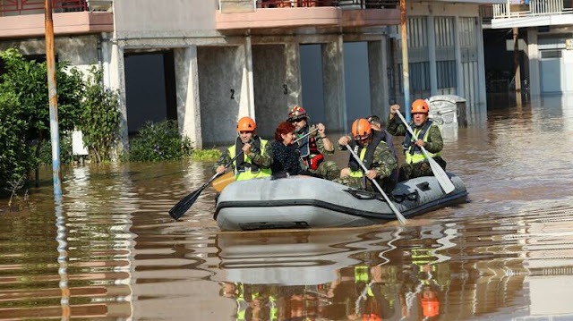 Aνατράπηκαν λέμβοι με πυροσβέστες και πολίτες στη Γιάννουλη - Αγωνιώδης επιχείρηση απεγκλωβισμού