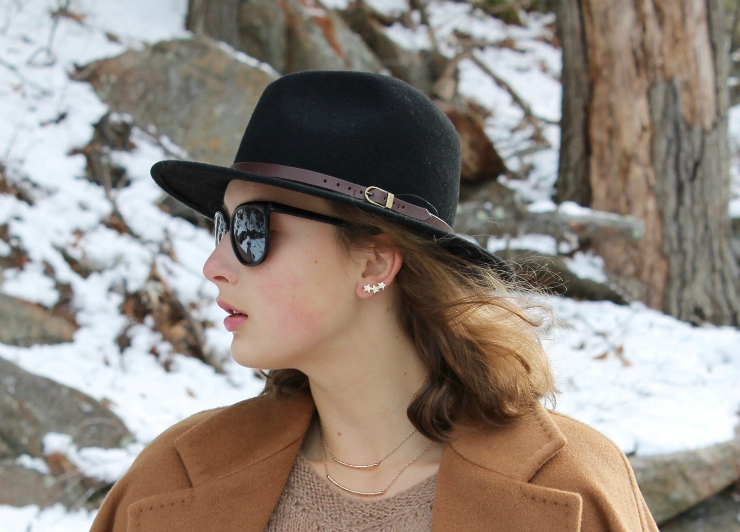 Camel Max Mara coat, jeans, black fedora hat and gold jewelry makes for a dressy look