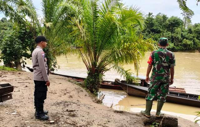 Personil Polsek Simpang Jernih Bersama Anggota Koramil 10 SPJ Pantau Daerah Rawan Banjir