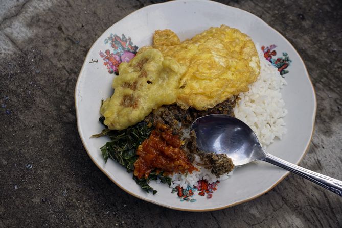 Menikmati sarapan sambal bawang belut kala pagi