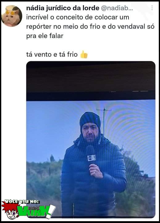 Jornalista no frio para fazer uma reportagem que está frio