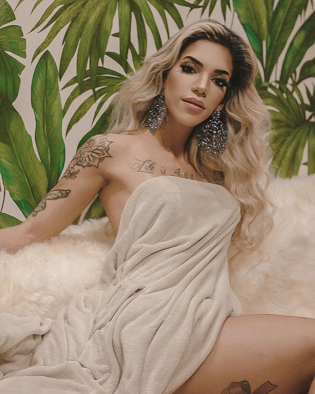 Lana Almeida hot & sexy Brazilian transexual model Instagram