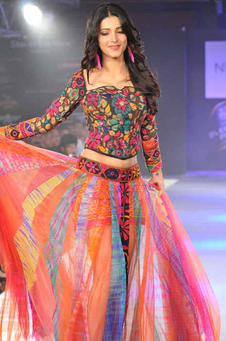 shruthi han rwalk at hifw 2011 latest photos