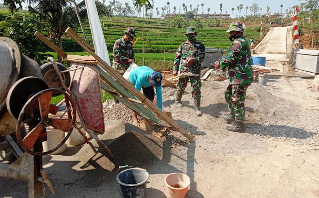 Meski Bukan Sasaran TMMD, TNI Dan Warga Perbaiki Jembatan