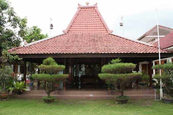 Rumah Adat Tradisional: Jawa Tengah/ DI Yogyakarta/ Jawa Timur