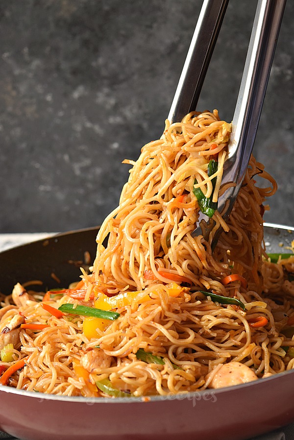 fry veggies and chicken makes this Chicken Chow Mein better than takeout sajian Try This Ultimate Chinese Chow Mein