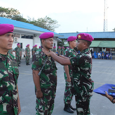 Danyonmarhanlan I Pimpin Upacara Kenaikan Pangkat Prajurit Yonmarhanlan Priode 1 April 2023