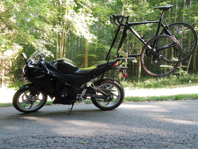 Bicicletas carregadas por motocicletas