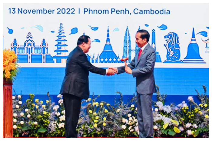Estafet Keketuaan ASEAN Dari Kamboja Resmi diterima Indonesia Pada Upacara Penutupan KTT Ke-40